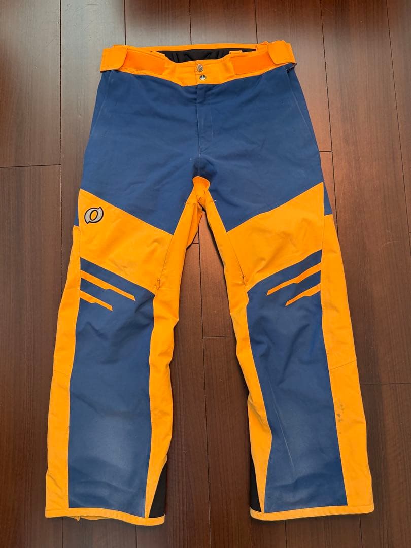 オンヨネ　スキーウェア　上下Mサイズ　デモ