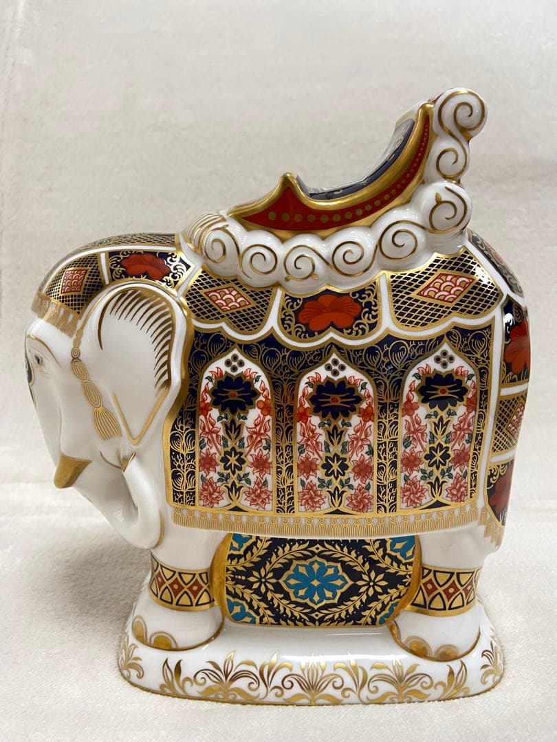 ロイヤルクラウンダービー 陶器製 豪華な象の置物