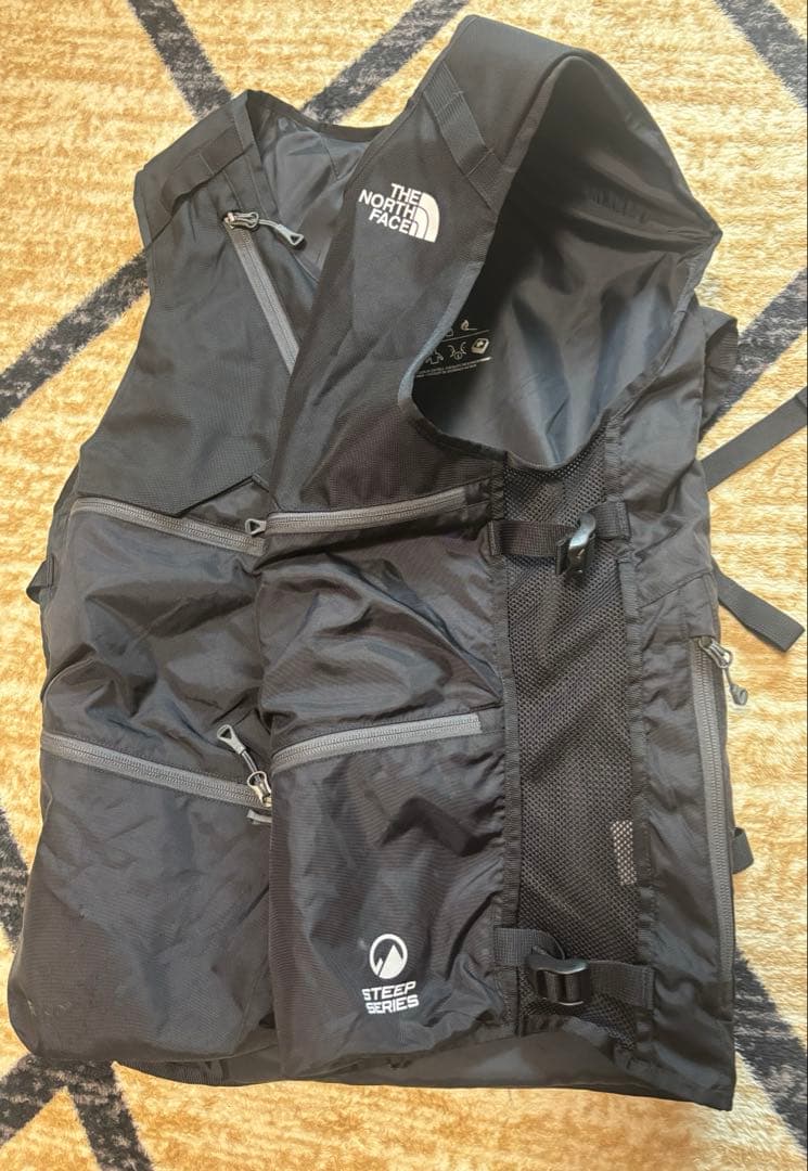 貴重なMサイズ•ノースフェイス・パウダーガイドベスト・重さ1.1kg