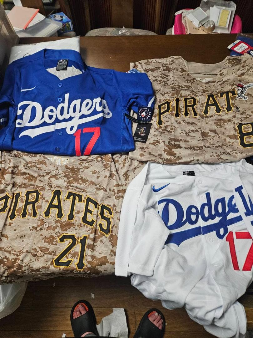 【新品未使用】 ユニフォーム4枚セット ( Dodgers, Pirates)