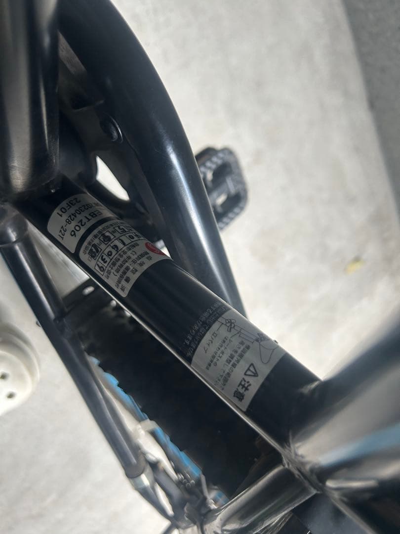 キッズバイク ブラック/ブルー フロントバスケット付き