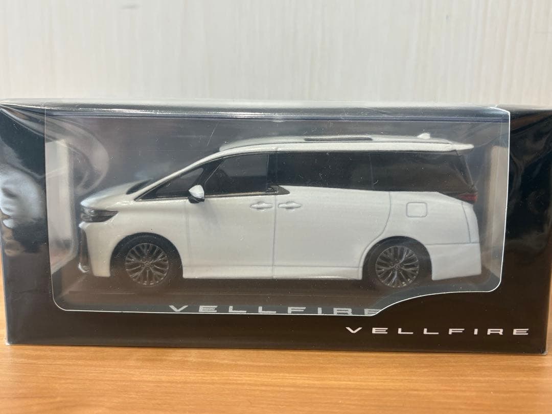 トヨタ　ヴェルファイア　40系 1/30スケール ホワイトパールマイカ
