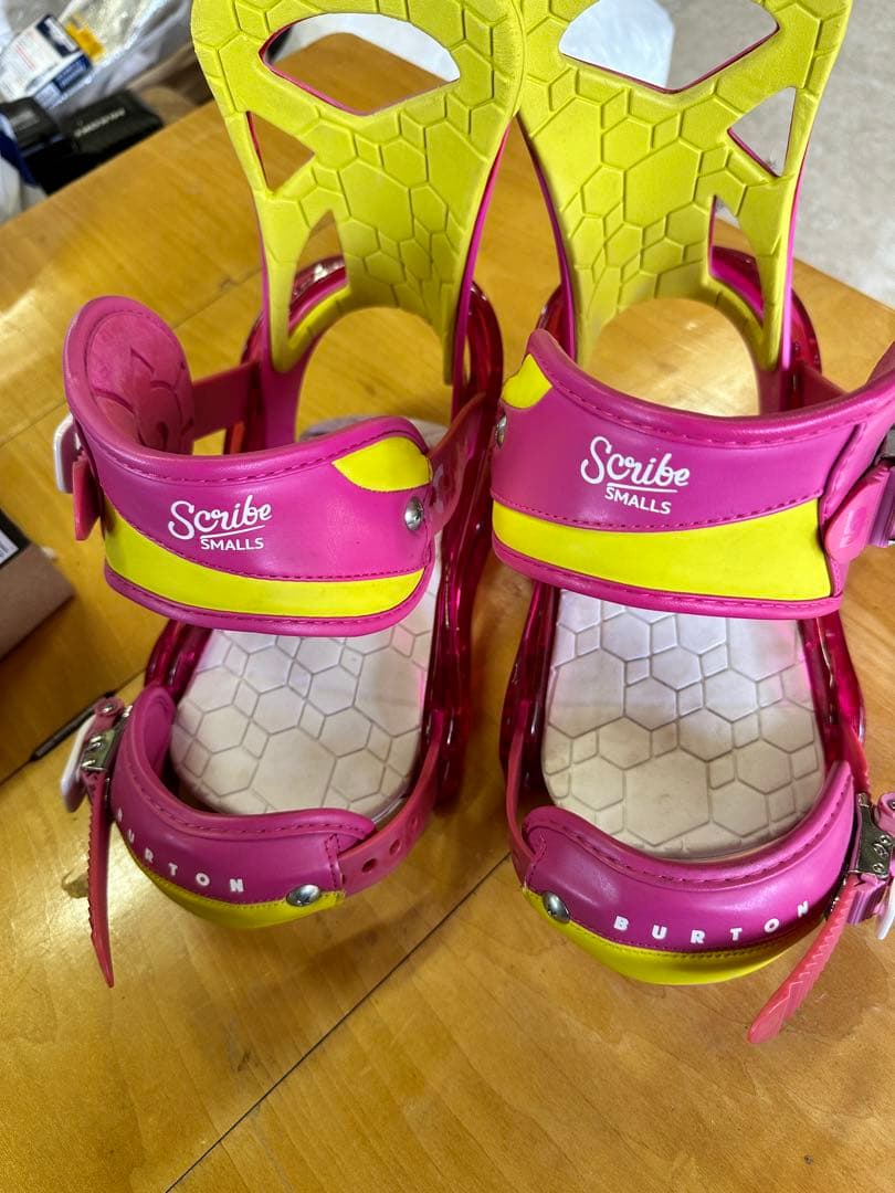 Scribe Smalls スノーボードビンディング ピンク/イエロー