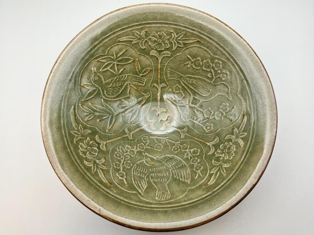 【海】耀州窯　宋代　青磁刻花梅花鳥文茶碗　高級箱付　天目釉 骨董品  中国美術品