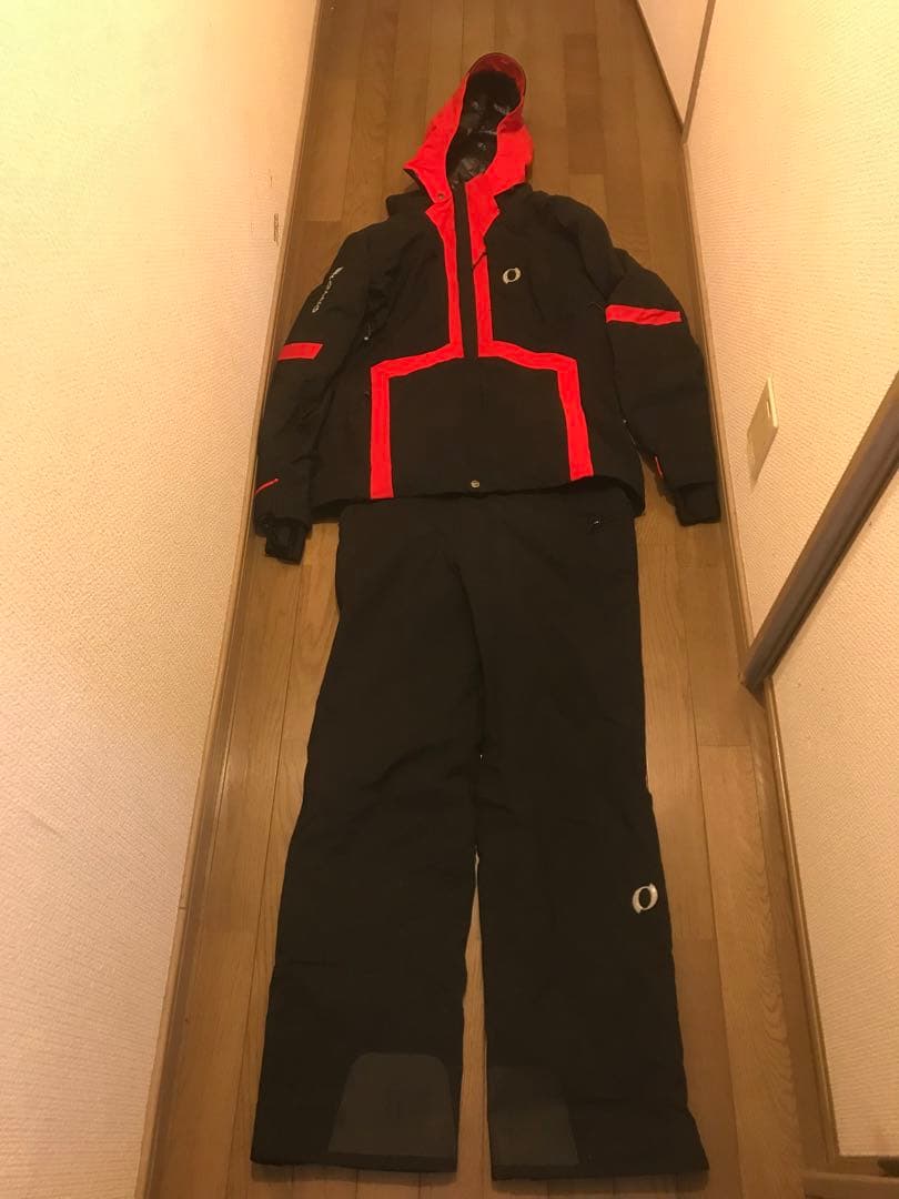 ONYONEスキーウェア上下 メンズ 黒赤 フード付き
