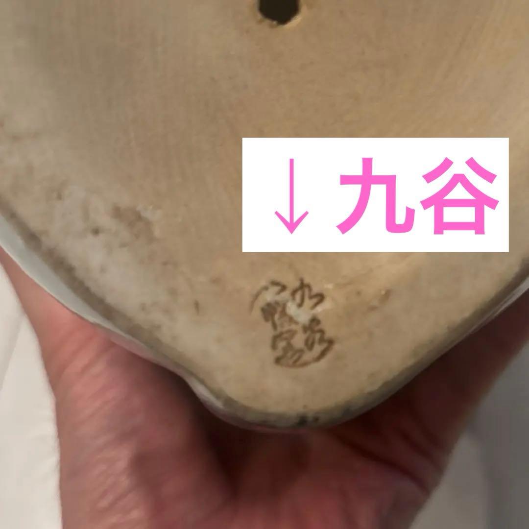 九谷焼アンティーク　妖艶な瞳やまつ毛、体の模様が芸術的で可愛い花柄前掛けの招き猫