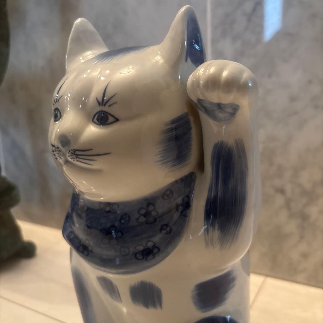 九谷焼アンティーク　妖艶な瞳やまつ毛、体の模様が芸術的で可愛い花柄前掛けの招き猫
