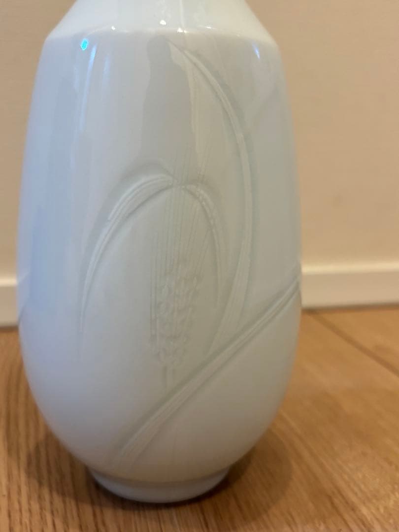 【井上萬二】白磁の伝統　日本の名窯　人間国宝　井上萬二　染彫麦文　小花瓶