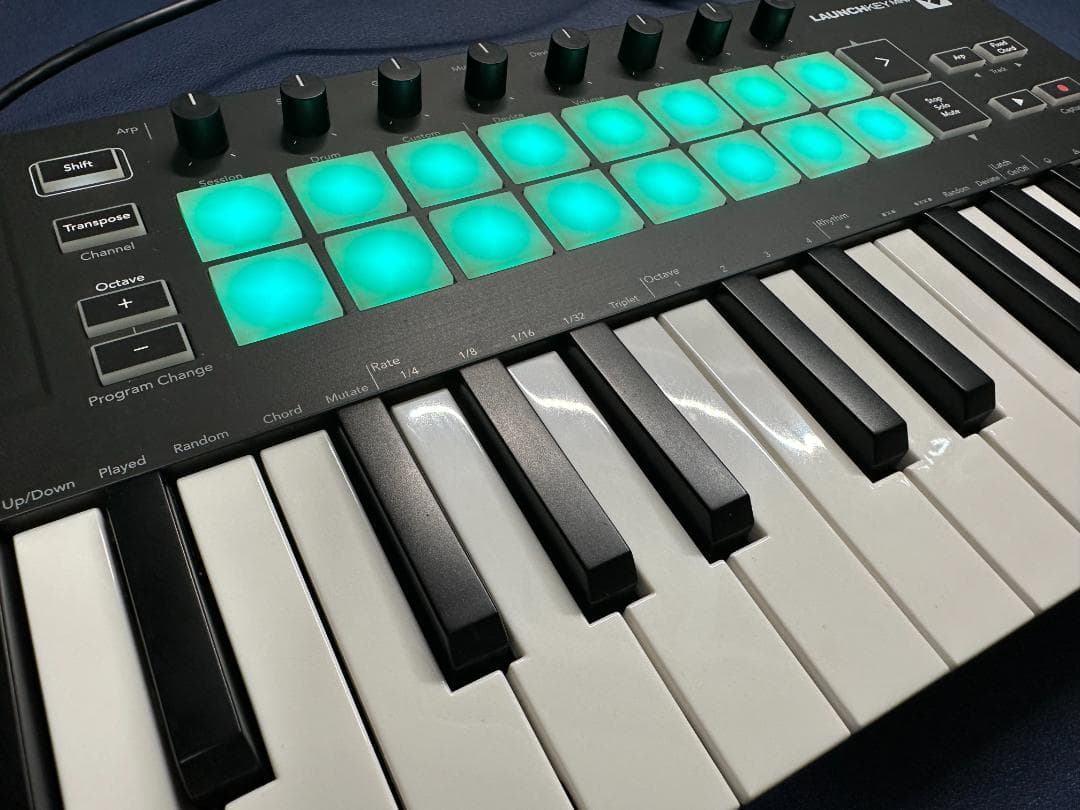 【美品】Launchkey Mini MK3 25鍵 MIDIキーボード