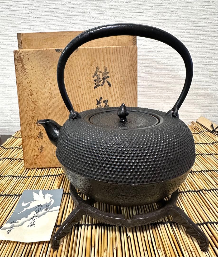 未使用品　敬典工房正寿堂山正　人間国宝髙橋敬典作１２型アラレ　南部鉄瓶