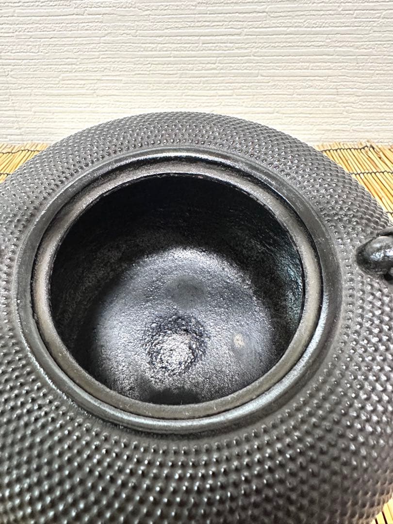 未使用品　敬典工房正寿堂山正　人間国宝髙橋敬典作１２型アラレ　南部鉄瓶