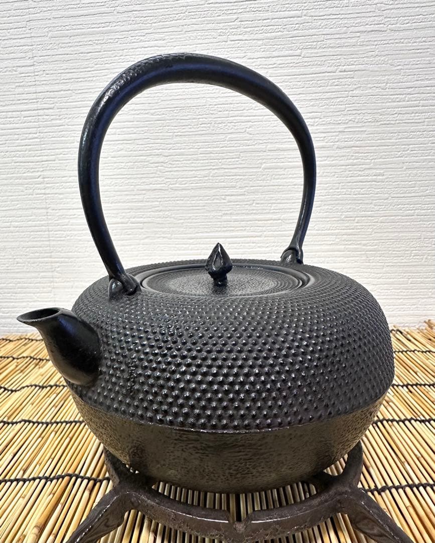 未使用品　敬典工房正寿堂山正　人間国宝髙橋敬典作１２型アラレ　南部鉄瓶