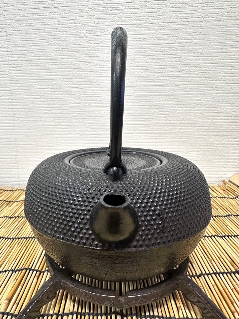 未使用品　敬典工房正寿堂山正　人間国宝髙橋敬典作１２型アラレ　南部鉄瓶