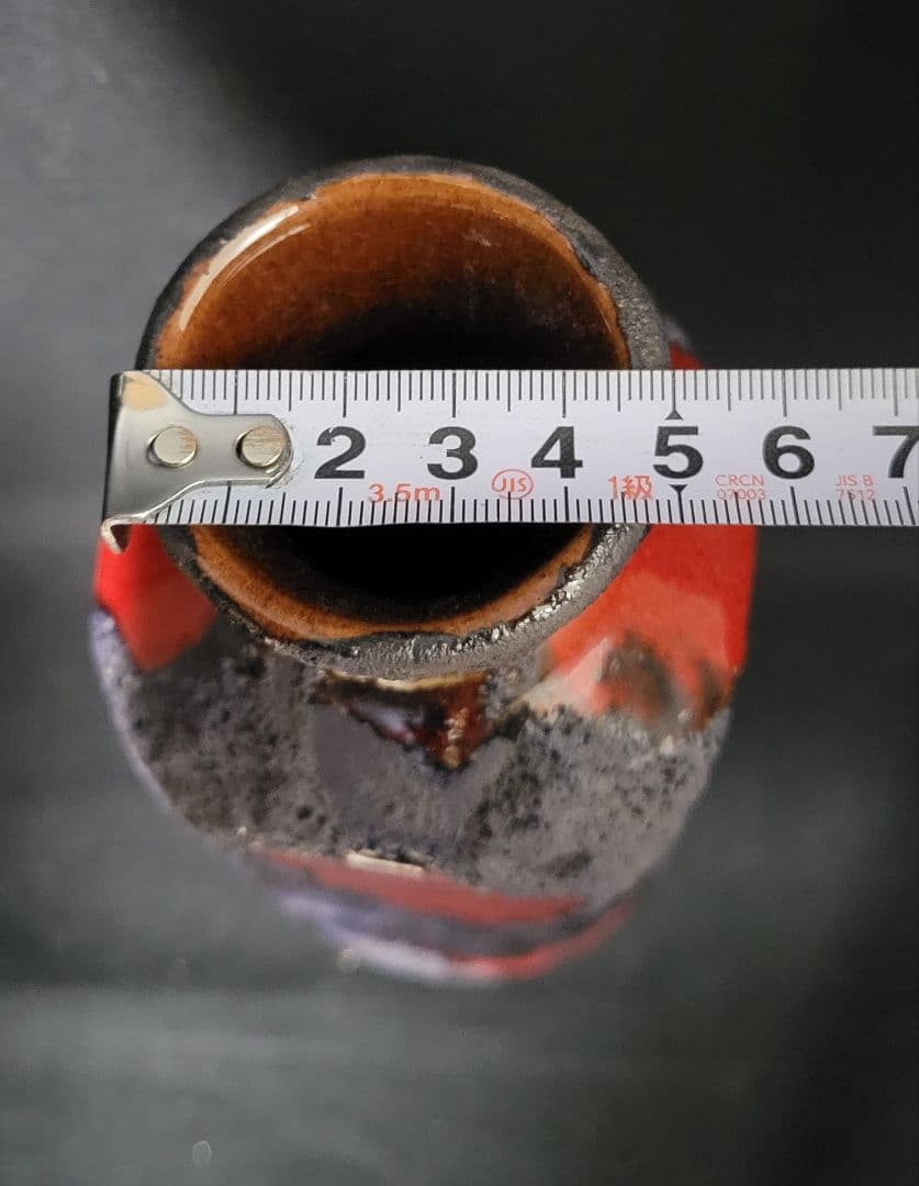 溶岩が流れ出たような陶器のフラワーベース