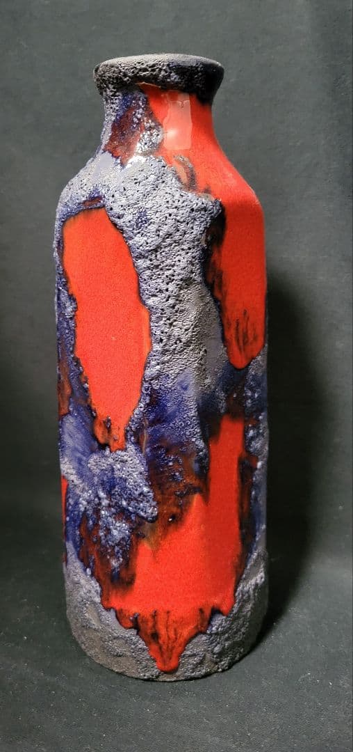 溶岩が流れ出たような陶器のフラワーベース