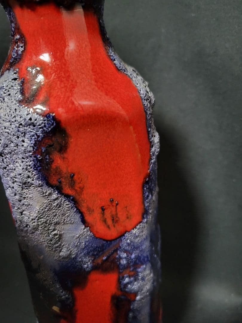 溶岩が流れ出たような陶器のフラワーベース