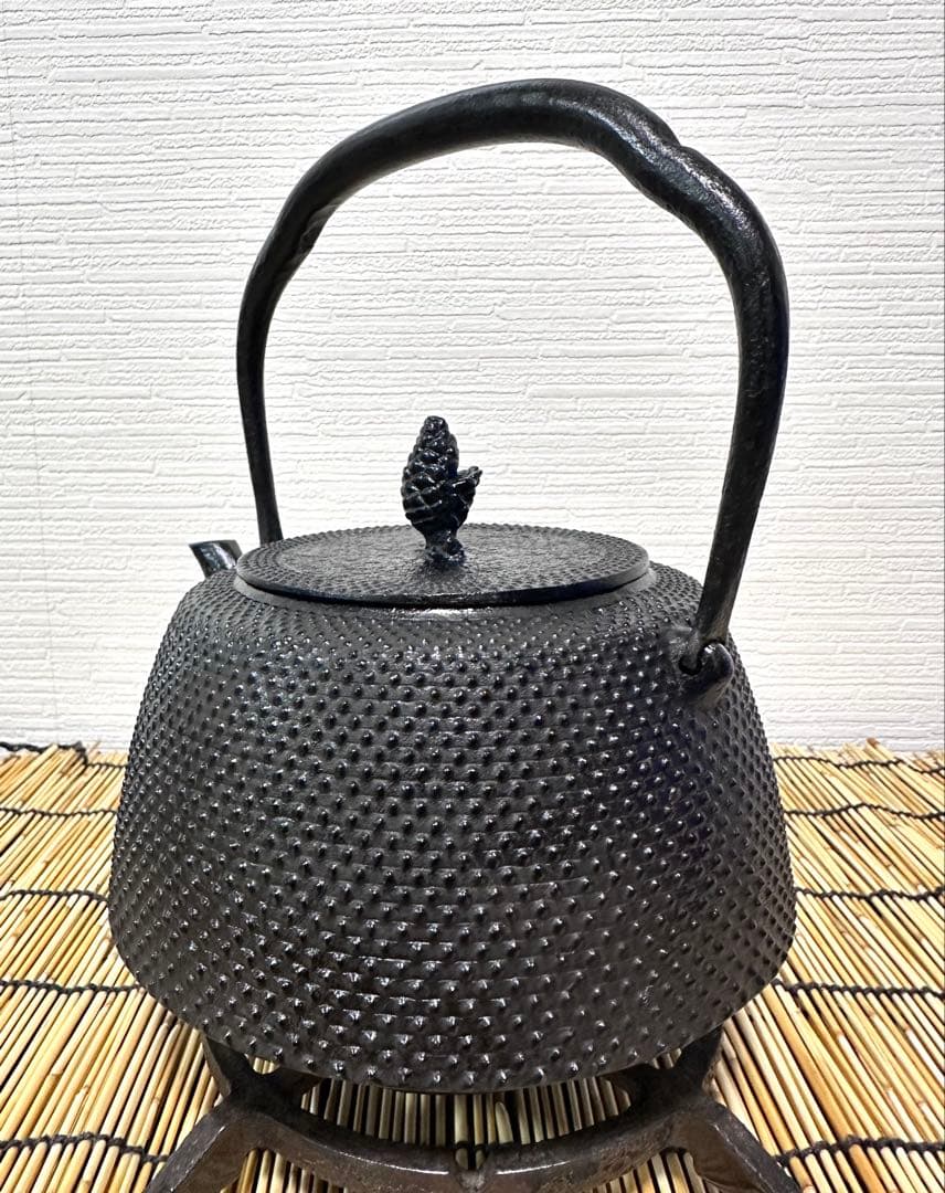 未使用品、保管品　南部岩鋳 四代目清末作 １５型　九重アラレ　南部鉄瓶