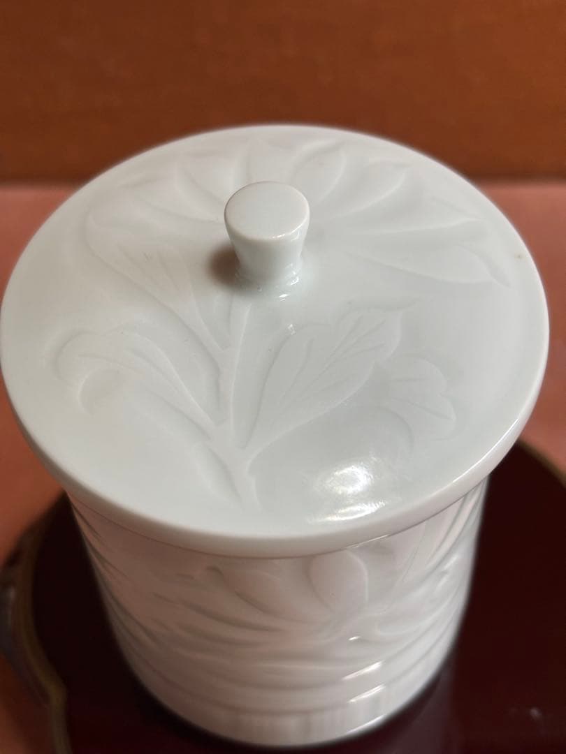 大英博物館日本人初個展鬼才澤田痴陶人作白磁彫刻文牡丹花繋囲垣文蓋付筒碗　未使用