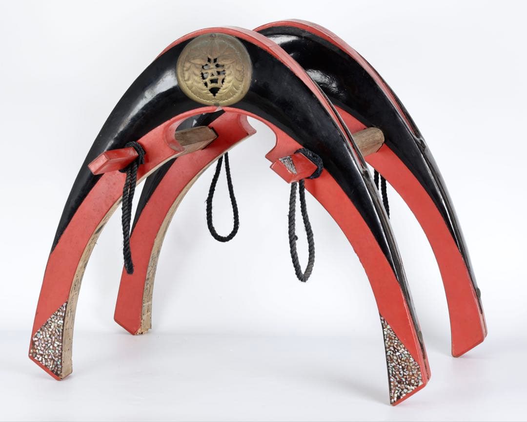 時代物 鞍 漆塗 螺鈿細工 家紋金具 木製 馬具 装飾鞍 古美術 骨董品 花嫁鞍