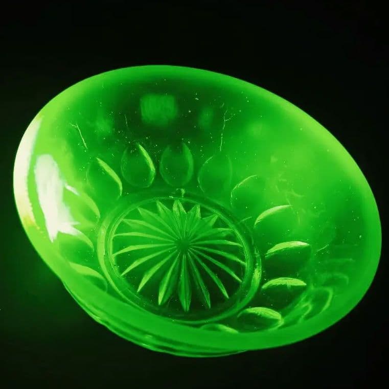 【希少】ウランガラス　乳白色　ガラスボウル　3枚　明治ガラス　大正ガラス