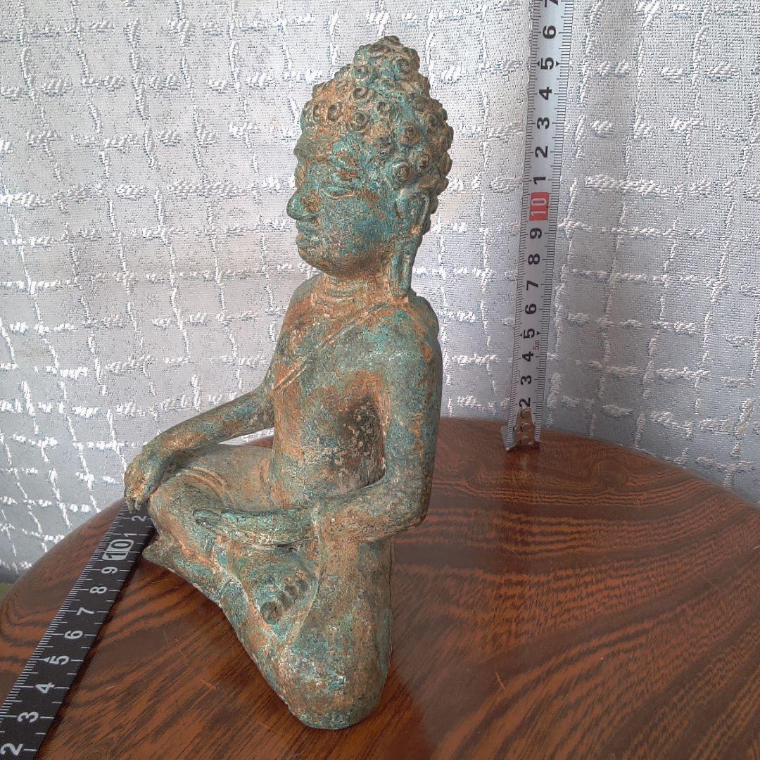 座った仏像 緑褐色 古代？