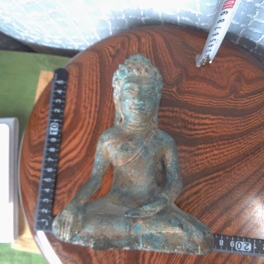 座った仏像 緑褐色 古代？