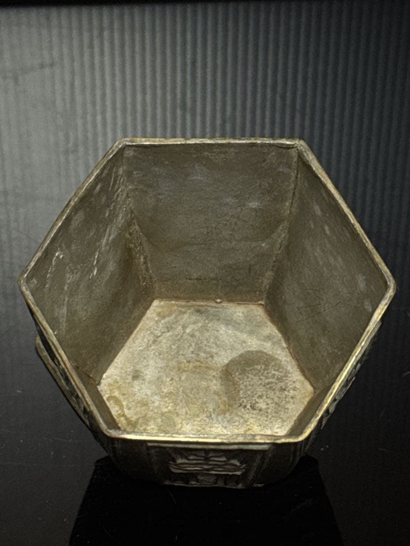 周君吉造 款 点同 古錫製 壽字文 銅覆輪 六角式 三足 建水 唐物 煎茶道具