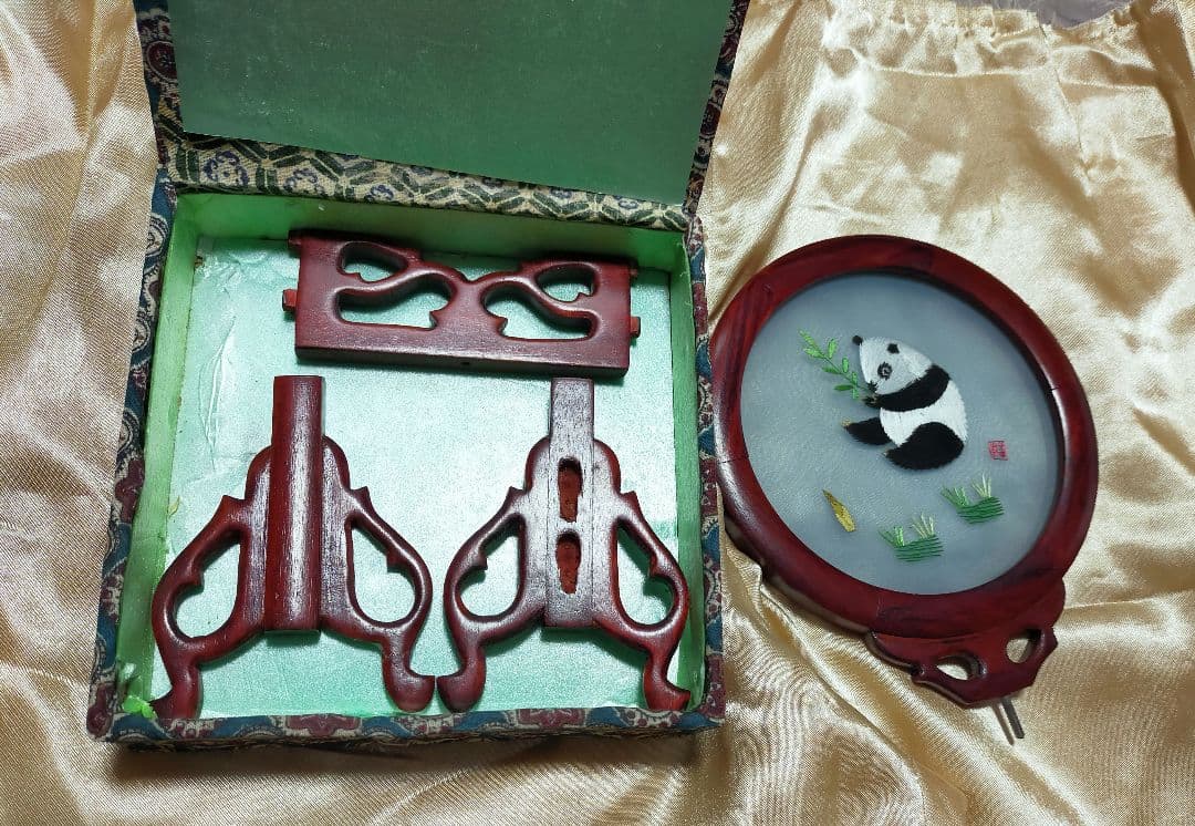 中国伝統工芸品　両面刺繍　可愛いパンダ　わけ有り　木製丸額　スタンド付き