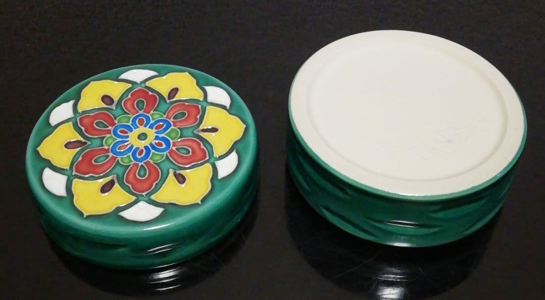 小峠葛芳作　丹山　青交趾　花文　香合　共箱　共布　略歴付　茶道具