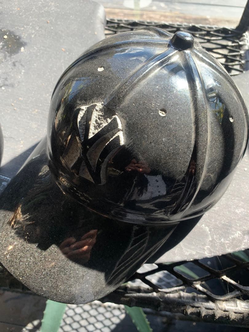 野球帽　石のオブジェ　ニューヨークヤンキース　ベースボールキャップ