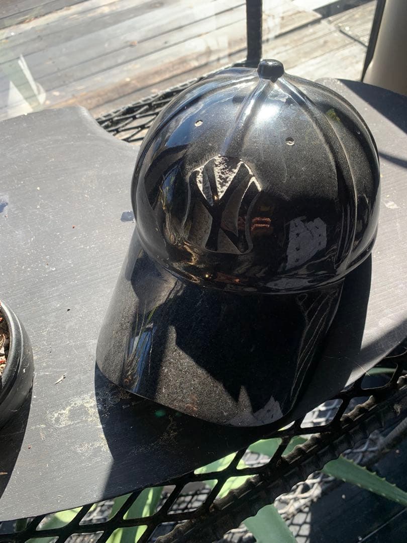 野球帽　石のオブジェ　ニューヨークヤンキース　ベースボールキャップ