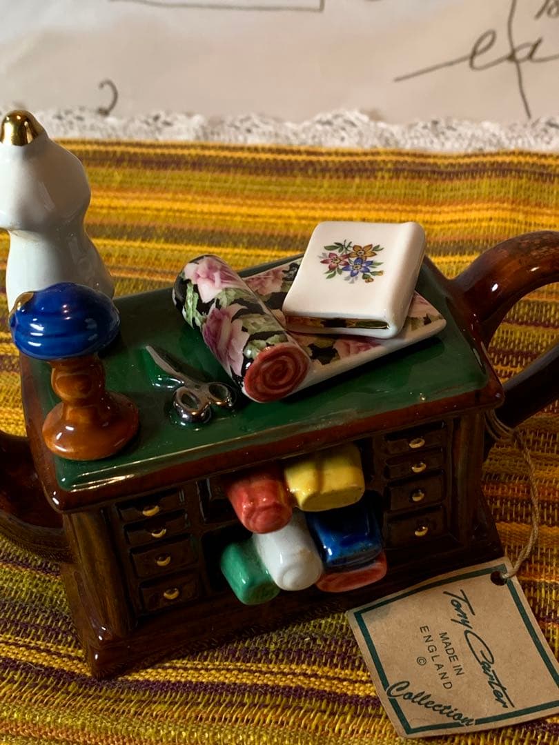 イギリス製　ビンテージのトニーカーターの可愛い服屋さんの手書きのポット！