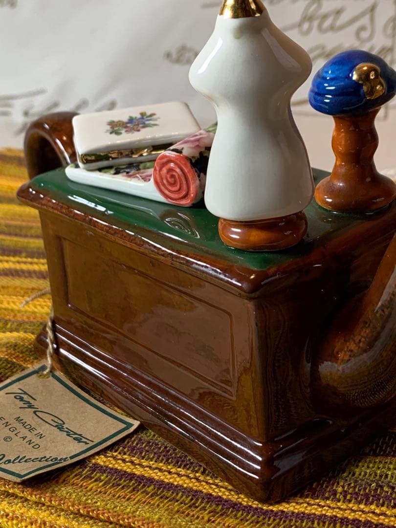 イギリス製　ビンテージのトニーカーターの可愛い服屋さんの手書きのポット！