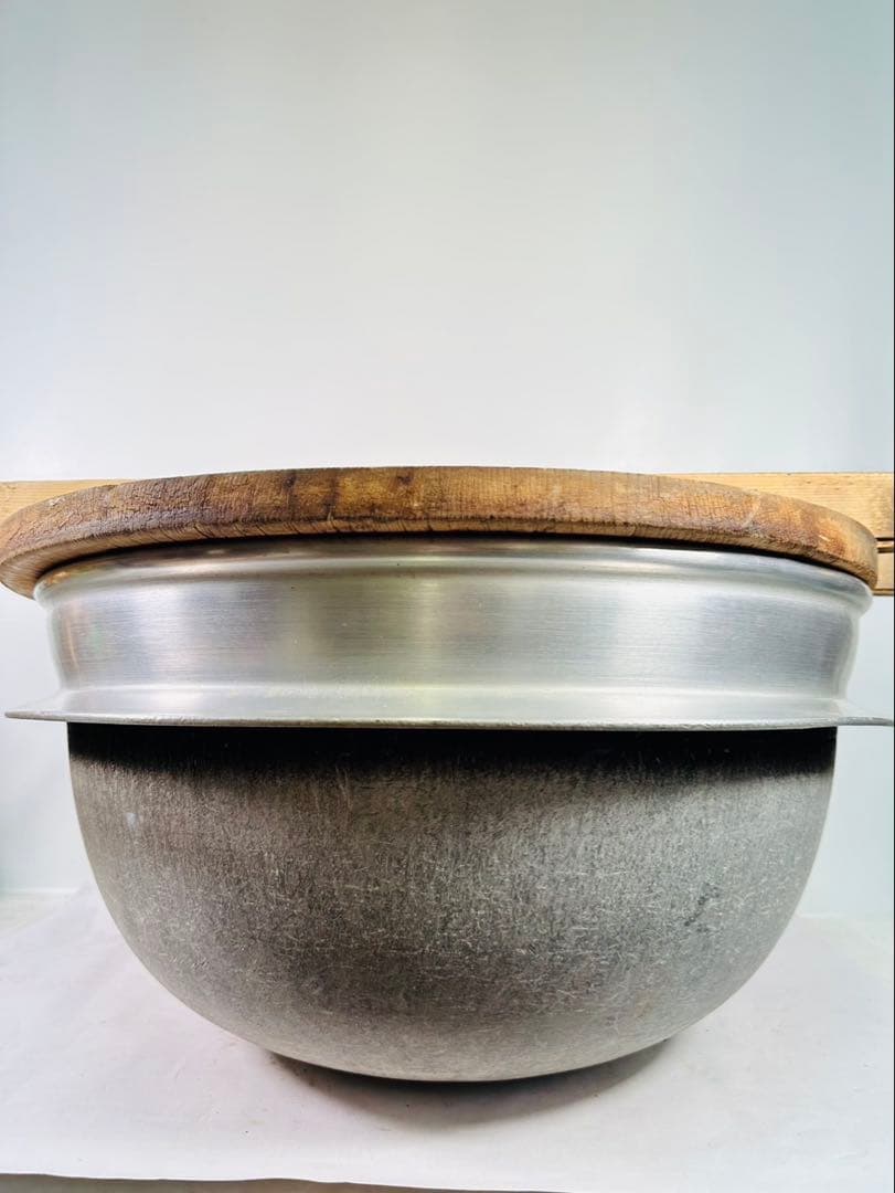 【珍品】大型茹で釜　木蓋つき　大釜　蕎麦屋　茹で釜　アンティーク　羽釜　５６ｃｍ