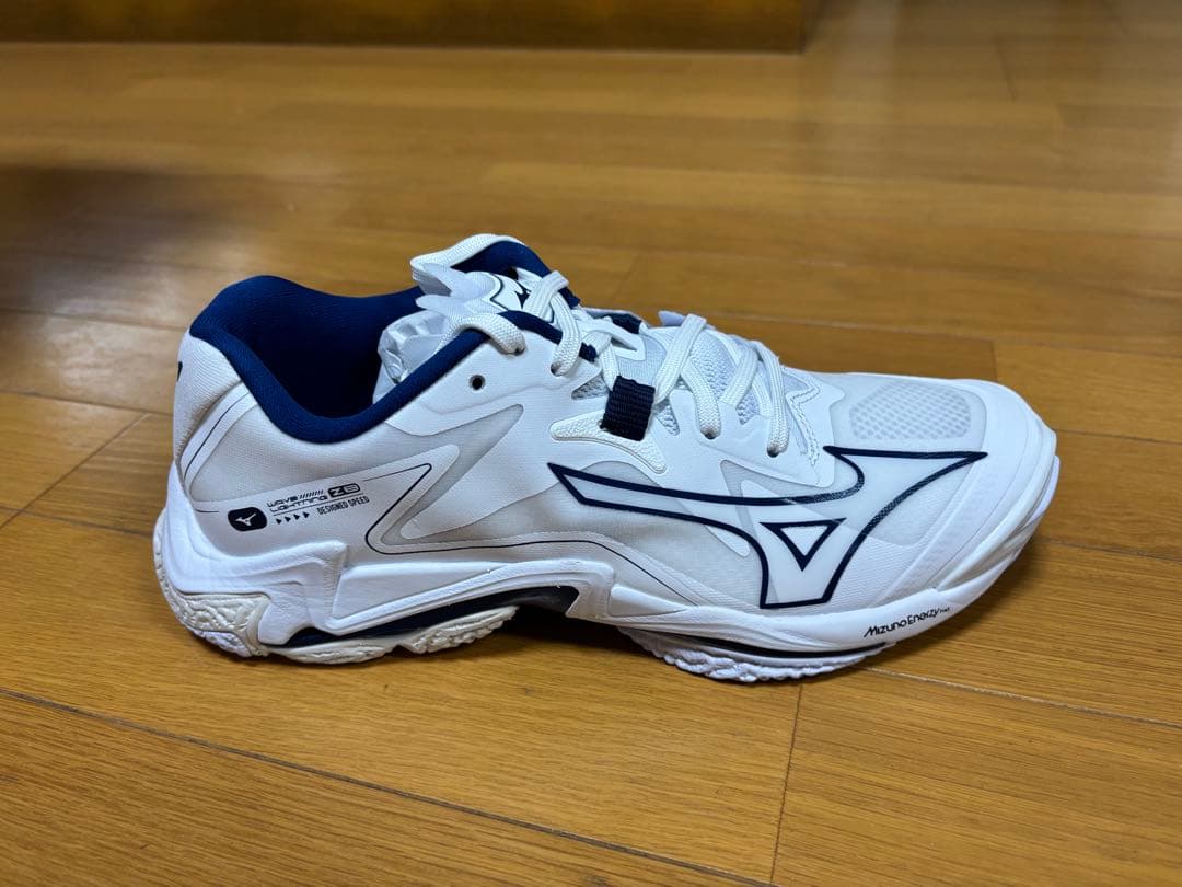 新品　Mizuno Wave Lightning Z8 26.0cm