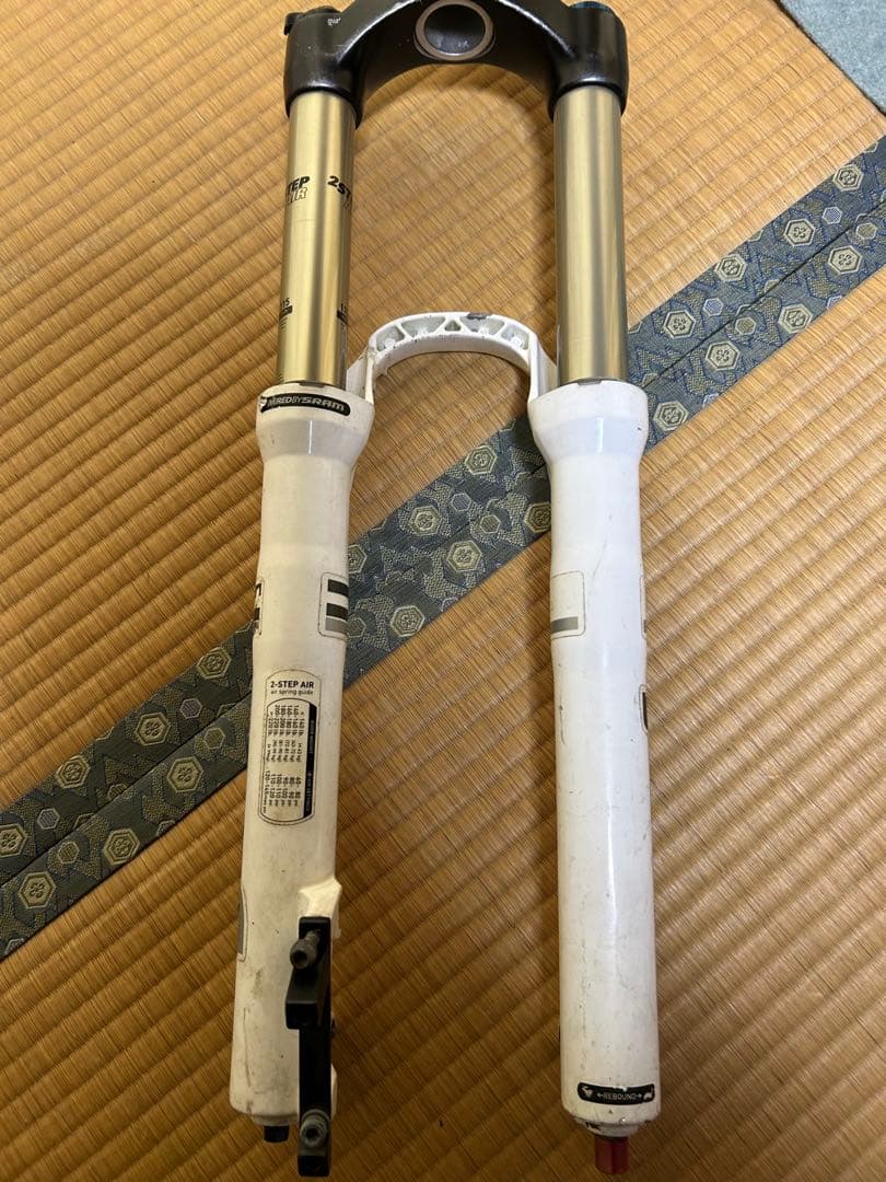 マウンテンバイクフロントフォーク