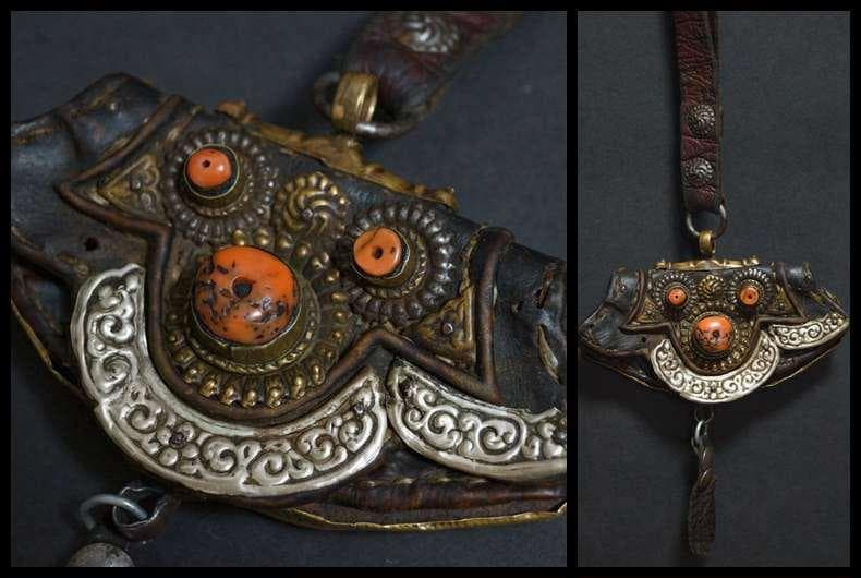 オールドチベット 革製ポーチ財布 古い天然珊瑚象嵌 銀製浮彫り唐草紋 金具装飾