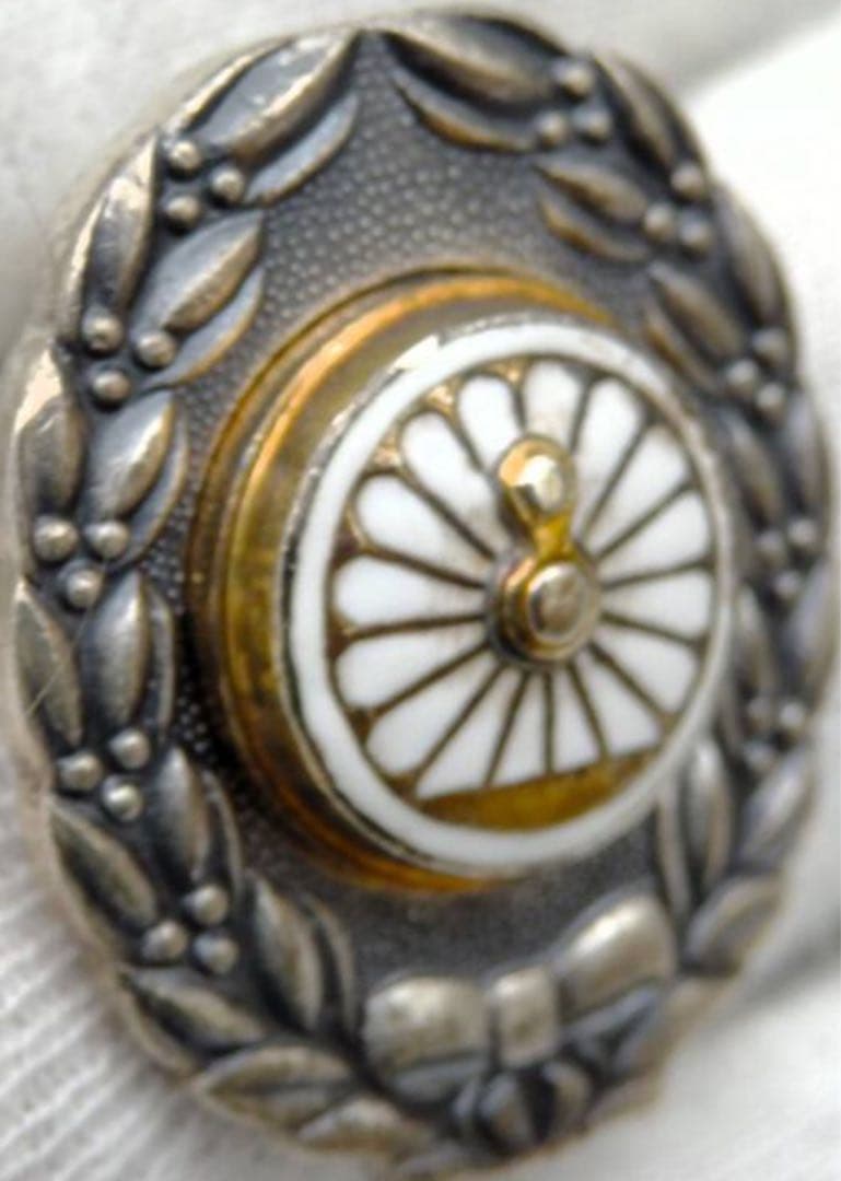 純銀刻印　菊　御紋　エマイユ　金と白　　特誂品　ビンテージピンバッジ