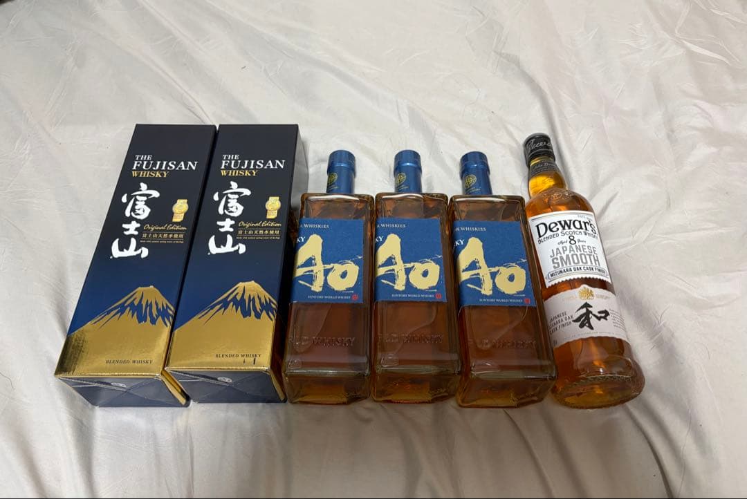 富士山ウイスキー2本、Aoウイスキー3本、Dewar'sウイスキー1本