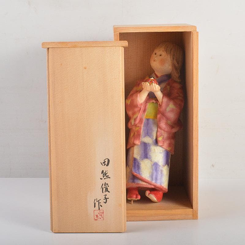 田熊俊子作　桐塑人形　「麗ら」　共箱　V　6346