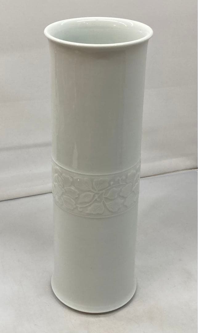 B165b  伊東陶山造「白瓷唐華文  花瓶」共箱　京都　尊式　華道具　茶道具