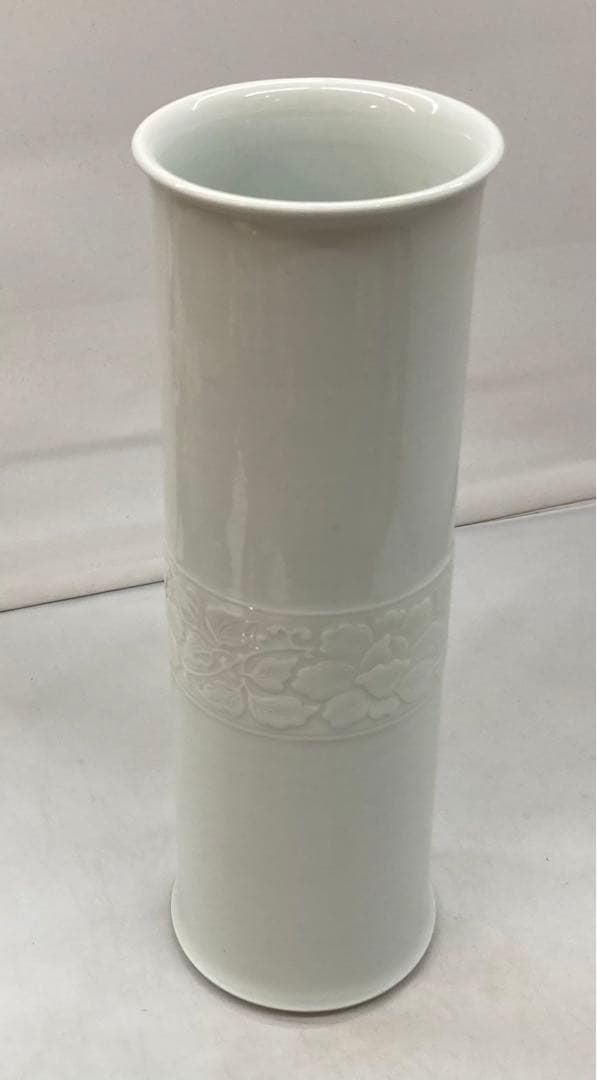 B165b  伊東陶山造「白瓷唐華文  花瓶」共箱　京都　尊式　華道具　茶道具