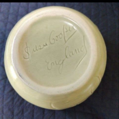 超レアー、美品、スージークーパー初期の作品、彫り物の美しい花瓶(水差し)