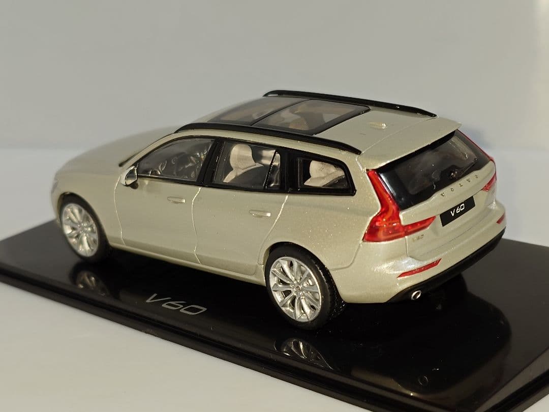 NOREV VOLVO V60 1/43 ミニカー カラーサンプル