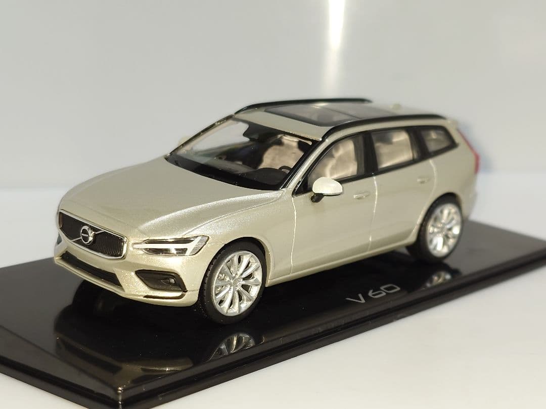 NOREV VOLVO V60 1/43 ミニカー カラーサンプル