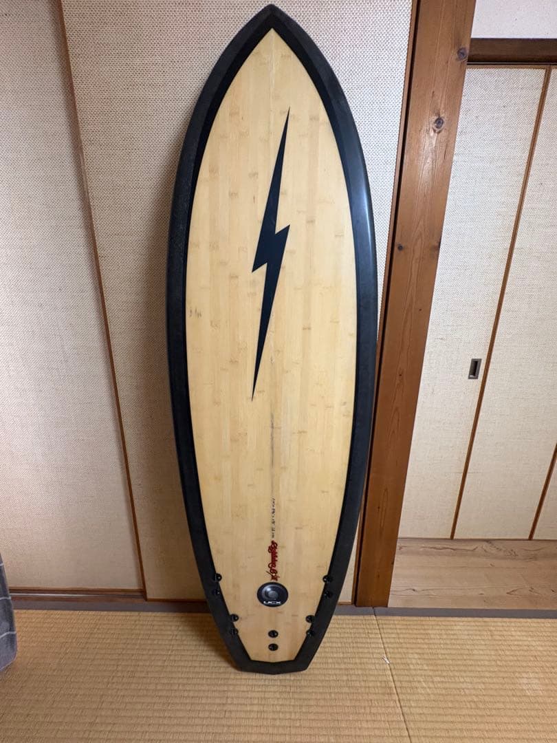 貴重な最新型ライトニングボルトバンブー素材のショートボード 黒い稲妻デザイン