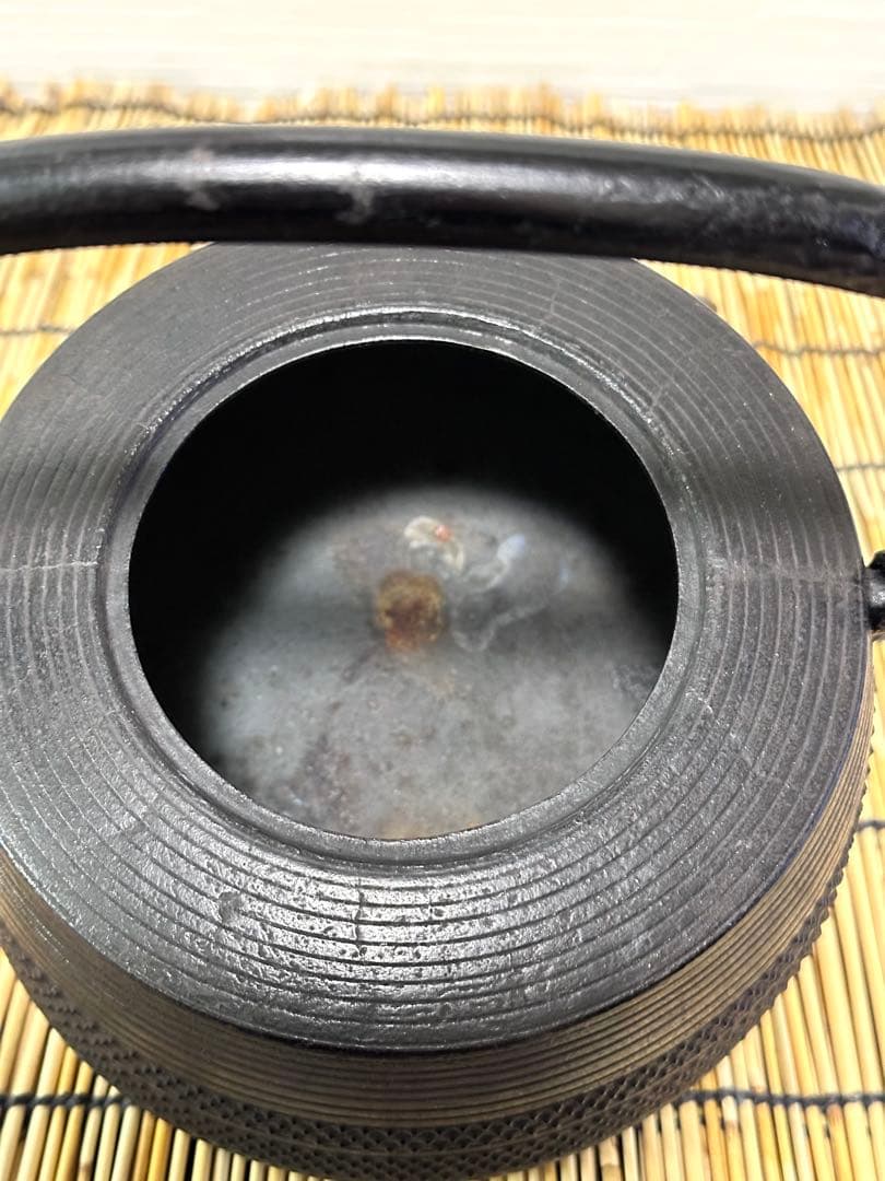 未使用品、長期保管品　南部鉄器共同組合販売　肩平型アラレ　南部鉄瓶　南部鉄器