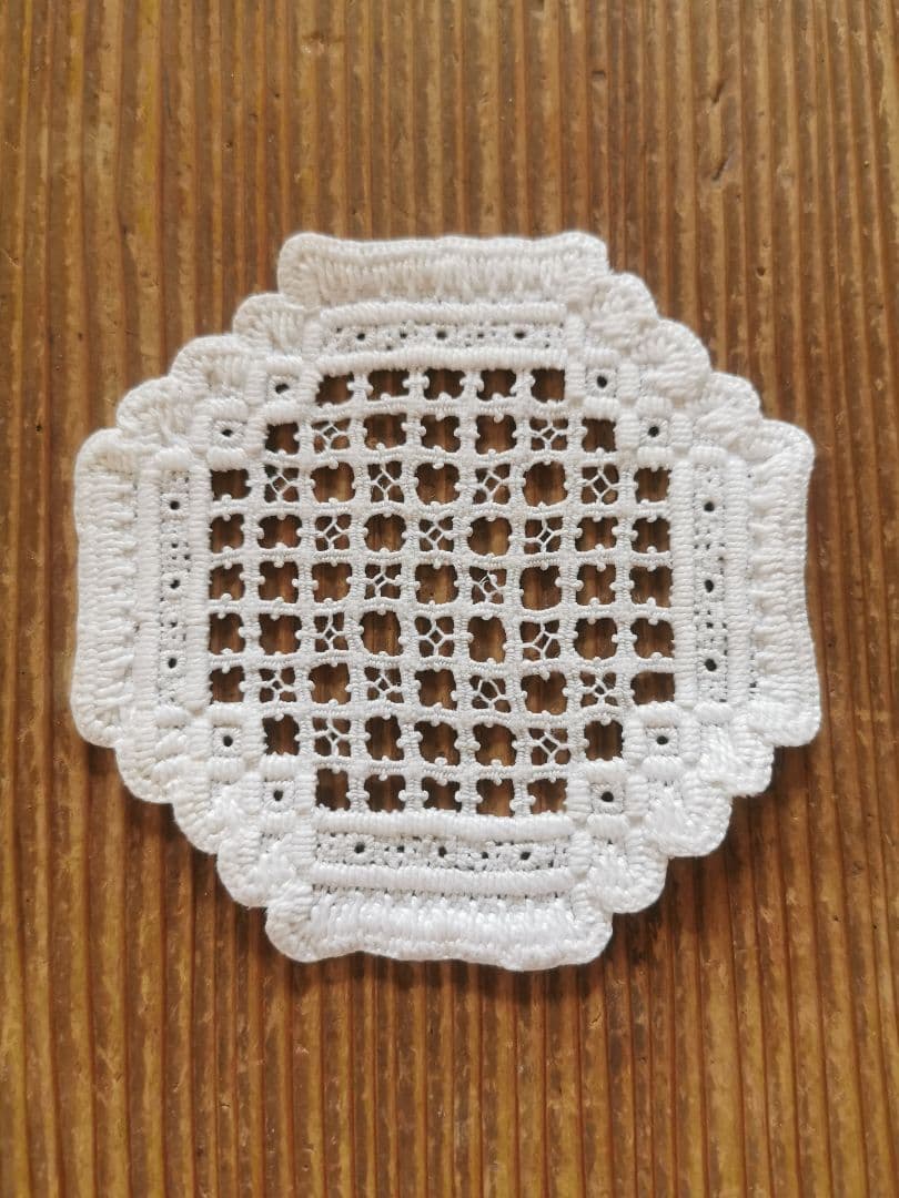 アンティーク北欧 ハーダンガー緻密な総刺繍レースコースター スクエアドイリー