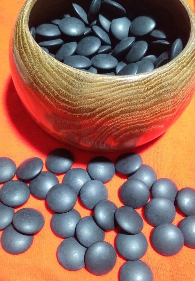 【囲碁】本蛤碁石　那智黒石8.1/8.3ミリ　30号　栗碁笥