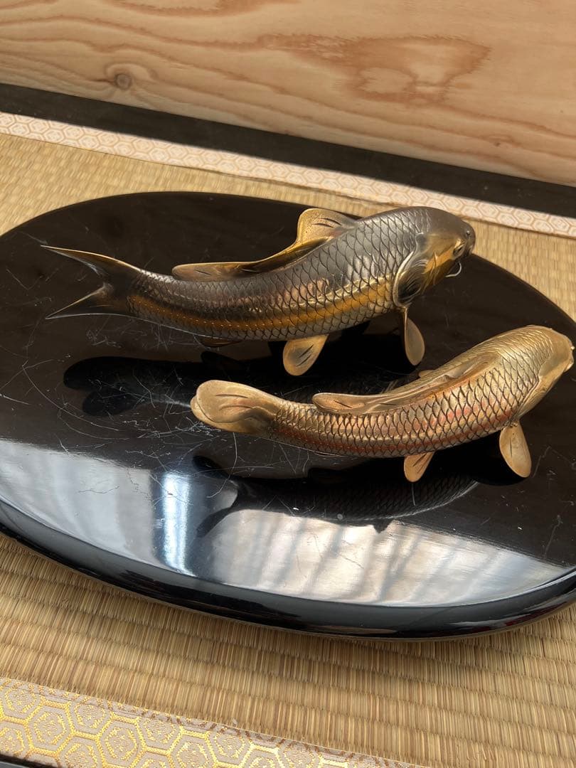 鯉の置物　金工師岩坪信光作　金属工芸品　鯉　縁起物　置物　信光　台座付き